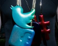 Victor Beckmann, "On Da Socials - Facebook Icon", 2020, copper, powder coat, found chains